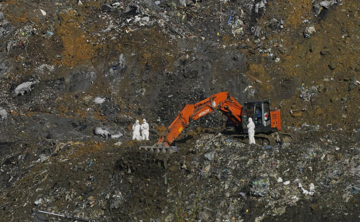 Búsqueda de los dos trabajadores desaparecidos en el derrumbe del vertdero de Zaldibar, en febrero de 2020.