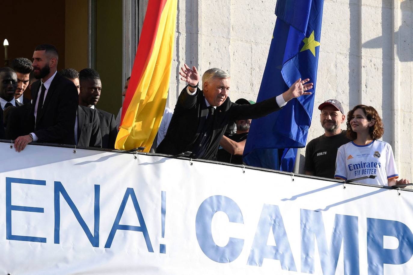 Carlo Ancelotti saluda a los seguidores del Real Madrid desde el balcón de la Real Casa de Correos. 