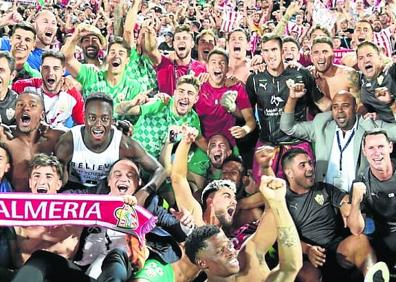 Imagen secundaria 1 - Los jugadores del Valladolid y del Almería celebran por todo lo alto su ascenso a Primera.