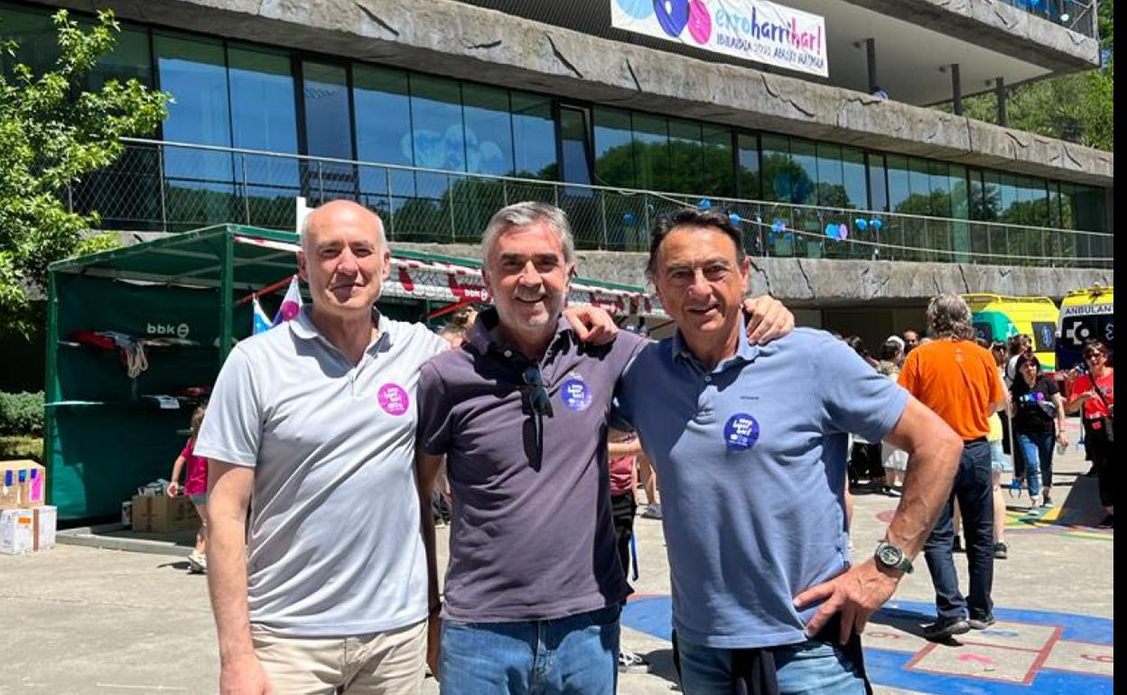 Iñaki Gorizelaia y Josu Loroño, miembros de su plancha, escoltan a Iñaki Arechabaleta.