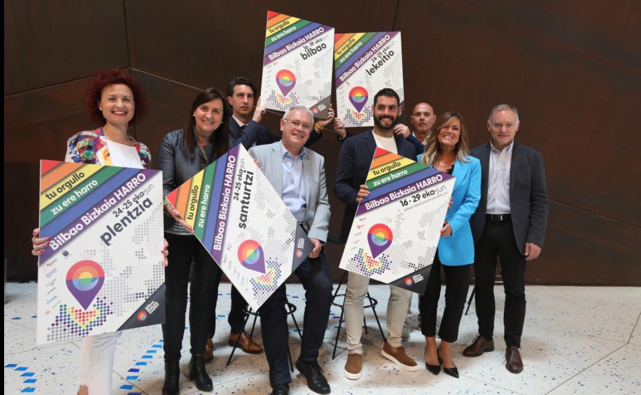 De izquierda a derecha, Elixabete Uribarri, alcaldesa de Plentzia; su homóloga en Santurzi, Aintzane Urkijo; Xabier Otxandiano, concejal de Desarrollo Económico, comercio y empleo de Bilbao; Daniel Solana, director de Basquetour; Aratz Castro, de Ortzadar LGBT Elkartea; Koldo Goitia, alcalde de Lekeitio; Cristina Múgica, Directora foral de Competitividad territorial y turismo; y Eduardo Saiz Lekue, de Cervezas La Salve, durante la presentación de los actos para celebrar el Día del Orgullo LGBTI+. 