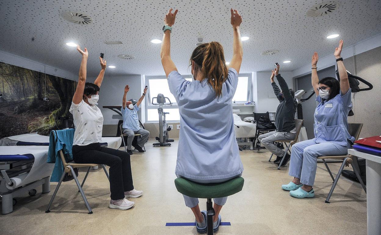 Unos pacientes, ajenos a la información, en rehabilitación de Santiago.