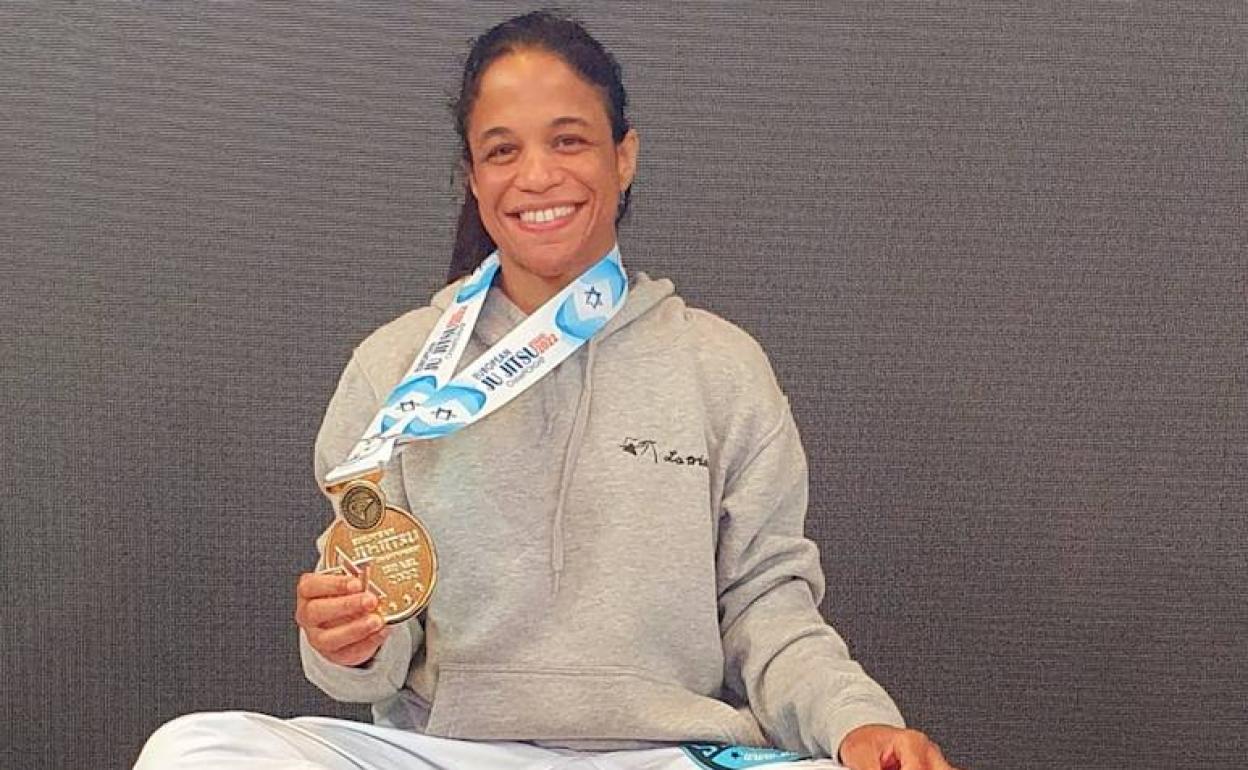 La luchadora vizcaína posando con su medalla de oro lograda en Israel. 