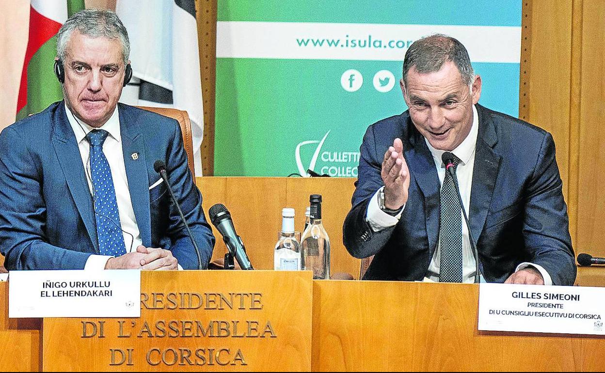 Iñigo Urkullu, al que rotularon como 'el lehendakari', con el presidente del Consejo Ejecutivo de Córcega, Gilles Simeoni ayer en Ajaccio. 