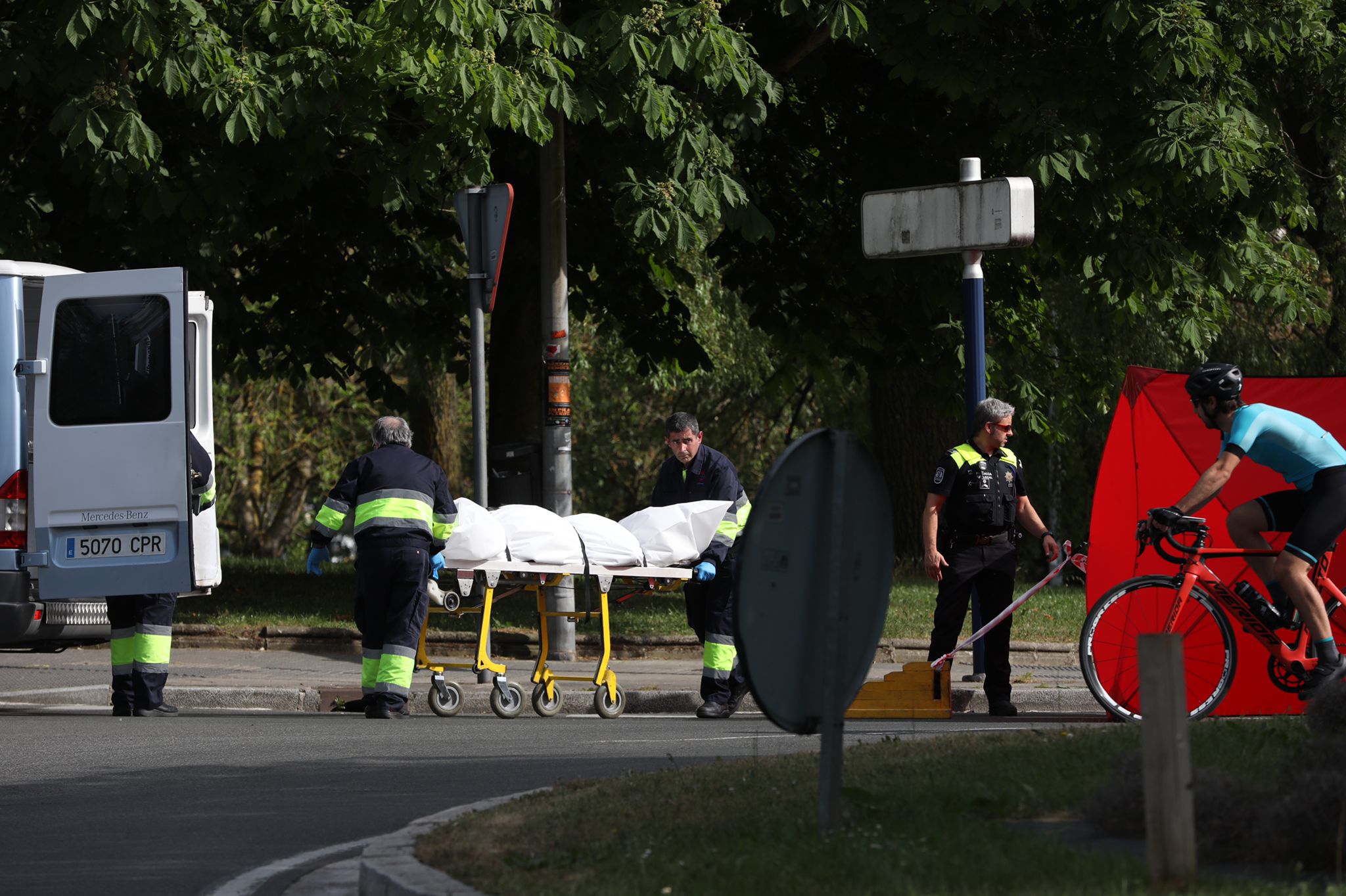 Momento en el que trasladan el cuerpo de la fallecida.