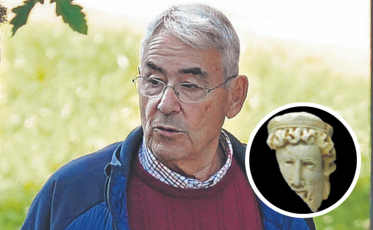 Jon Buesa y una imagen de la cabeza de Baco. 