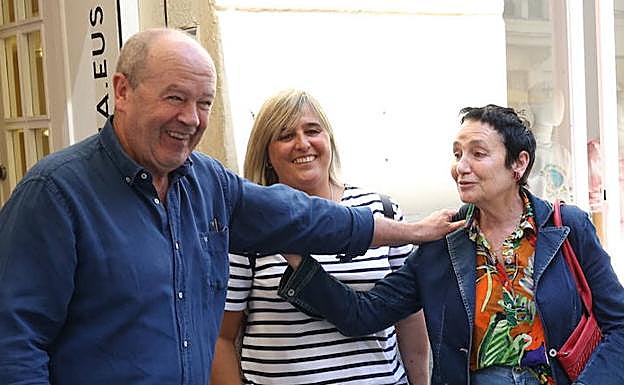 Ricardo Barkala y Jone Goirizelaia se saludan en la puerta de la sede del precandidato. 