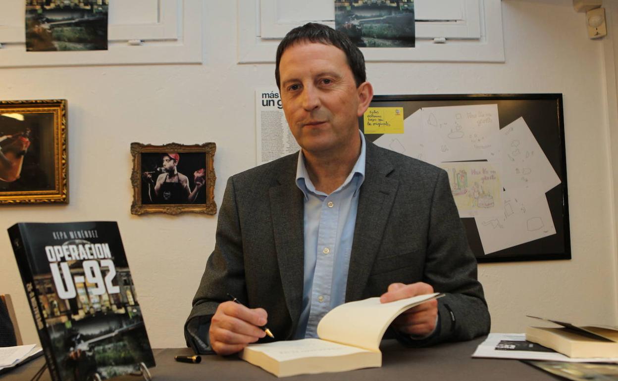 El escritor Kepa Menéndez, durante una presentación de una novela anterior.