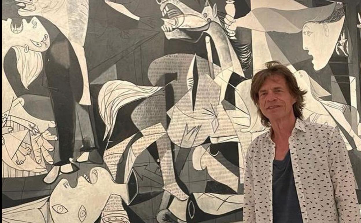 Jagger posa con el 'Guernica' de Picasso. 