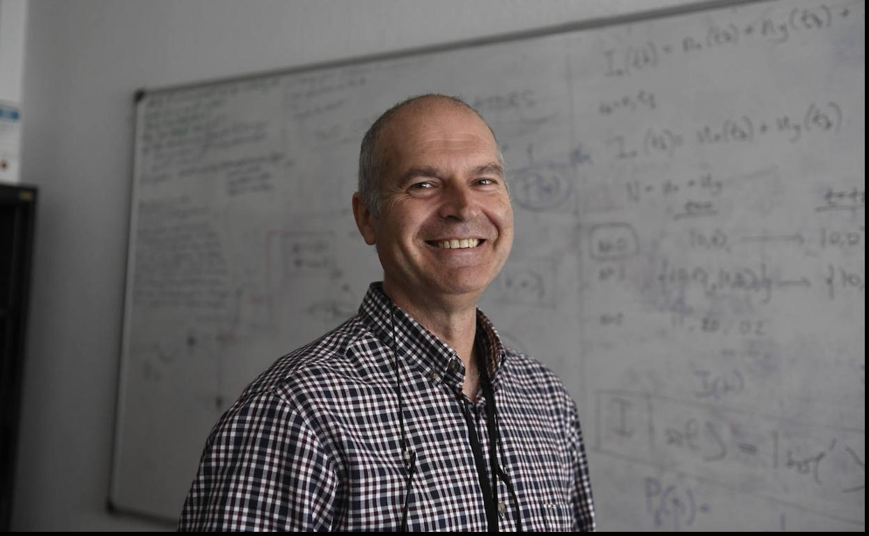 Gonzalo Muga, delante de la pizarra de su despacho de la Facultad de Ciencia y Tecnología, en el campus de Leioa.