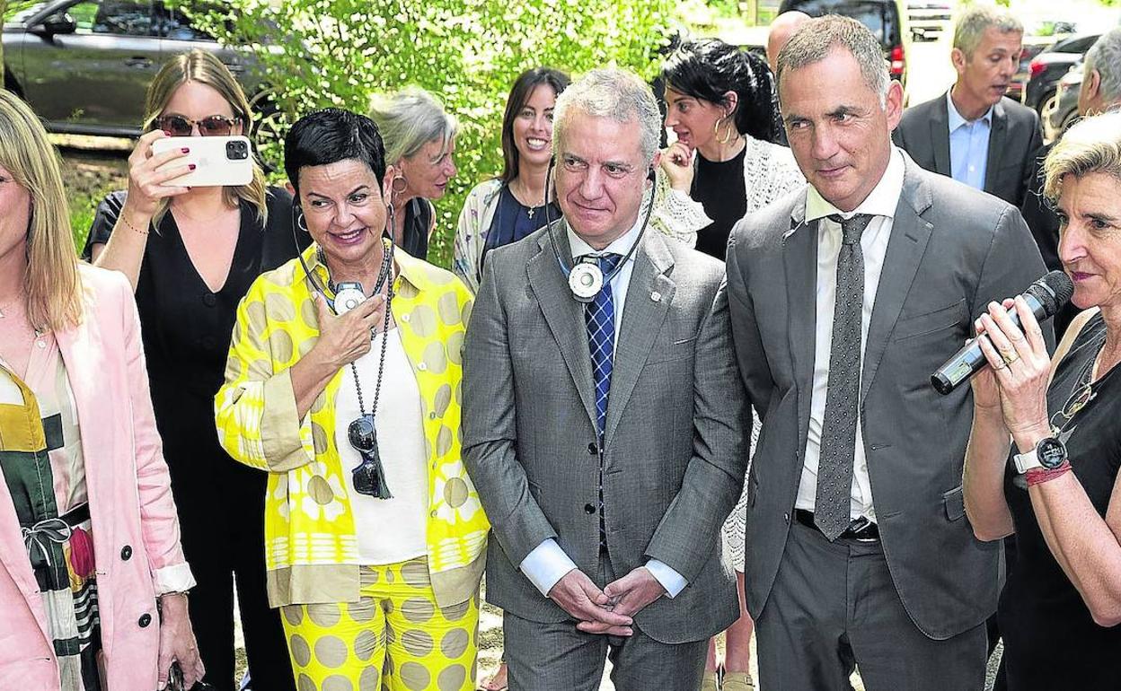 El lehendakari y su esposa, Lucía Arieta-Araunabeña, ayer en la capital histórica de Córcega, Corti, con el presidente del Consejo Ejecutivo, Gilles Simeoni, y otras autoridades. 