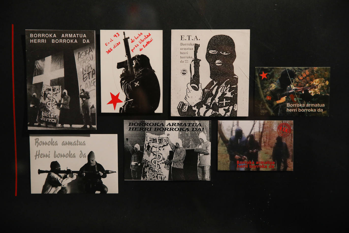 Fotos: Pegatinas para combatir el odio en el Memorial de Vitoria