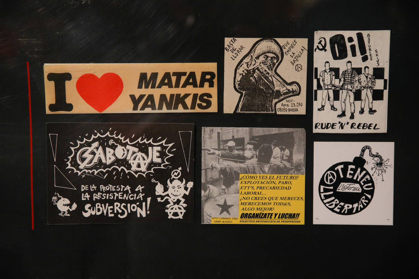 Fotos: Pegatinas para combatir el odio en el Memorial de Vitoria