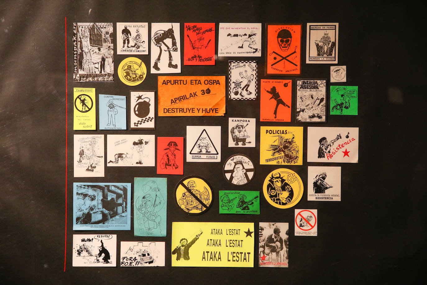 Fotos: Pegatinas para combatir el odio en el Memorial de Vitoria