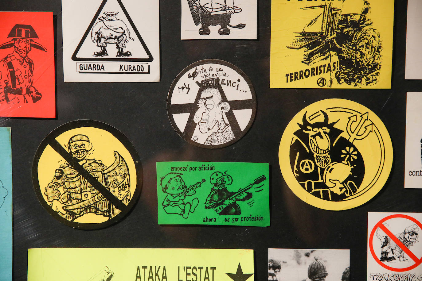 Fotos: Pegatinas para combatir el odio en el Memorial de Vitoria