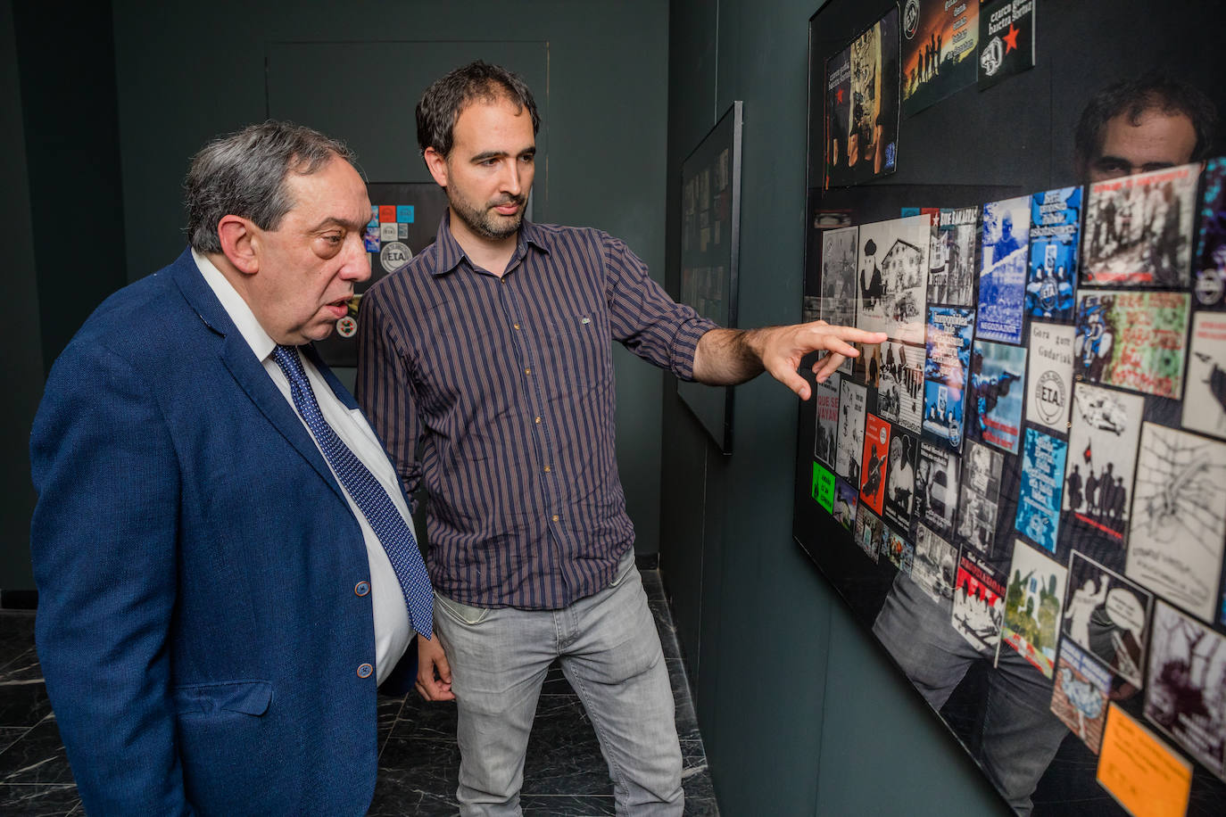 Fotos: Pegatinas para combatir el odio en el Memorial de Vitoria