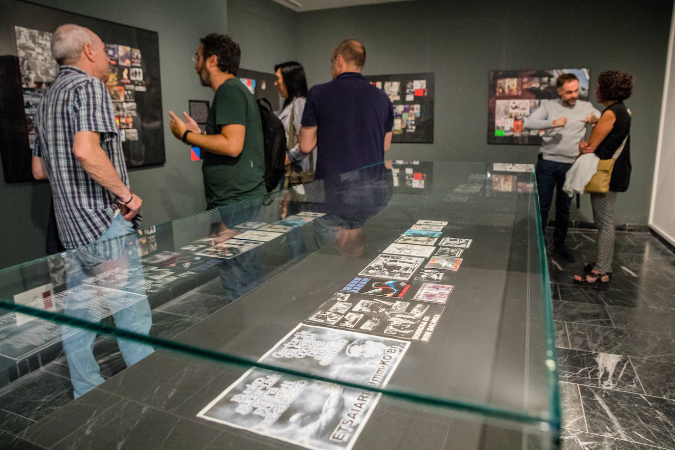 Fotos: Pegatinas para combatir el odio en el Memorial de Vitoria