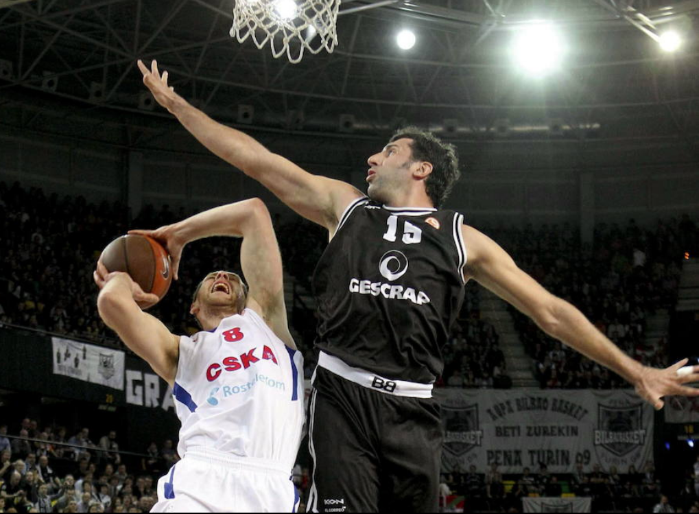 Álex Mumbrú durante un encuentro con el Bilbao Basket.