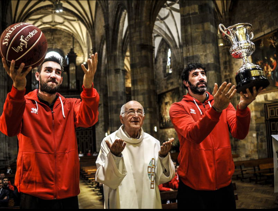 Axel Hervelle y Álex Mumbrú ofrecen el balón de la Liga y la Euskal Kopa a la Virgen de Begoña en 2017.