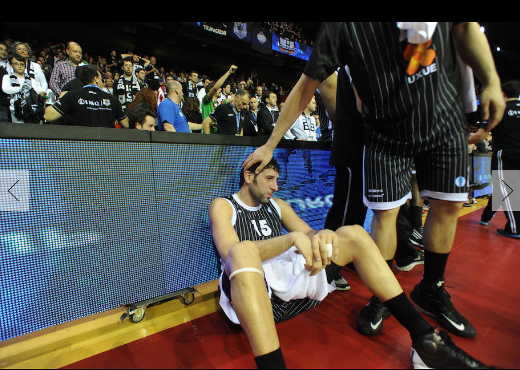 Álex Mumbrú es consolado por sus compañeros tras un partido en 2015.