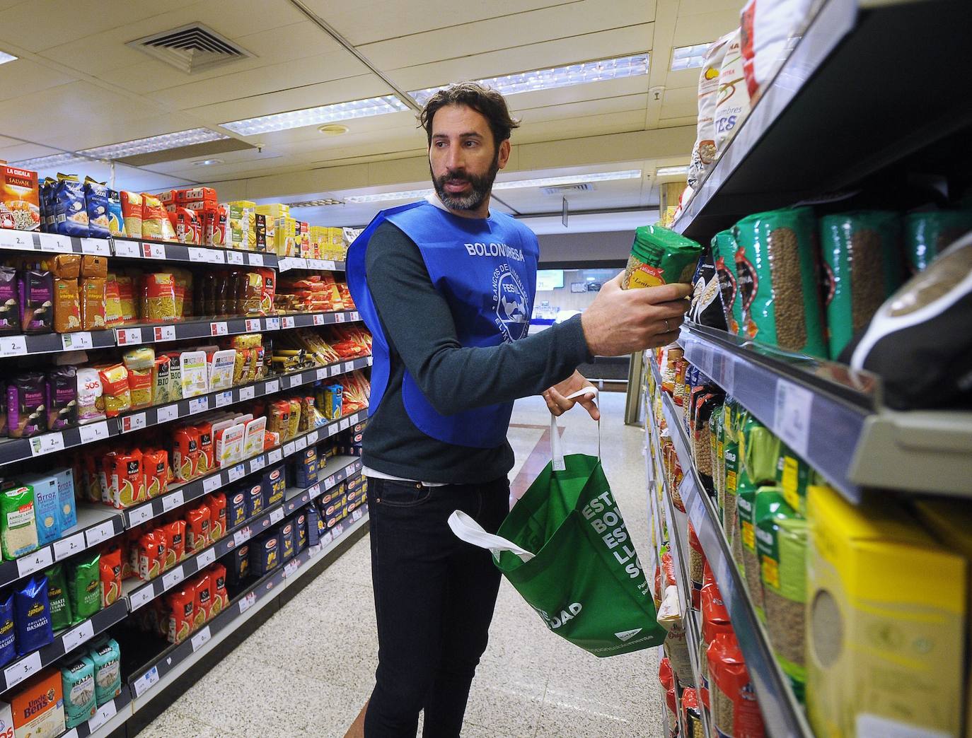 El entrenador del Bilbao Basket, participando en una campaña de recogida de alimentos en noviembre de 2019.