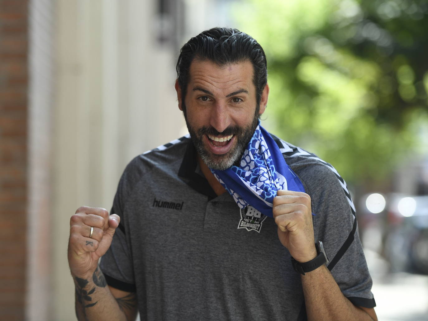 El entrenador del Bilbao Basket, con el pañuelo de las fiestas de Bilbao en agosto de 2019.