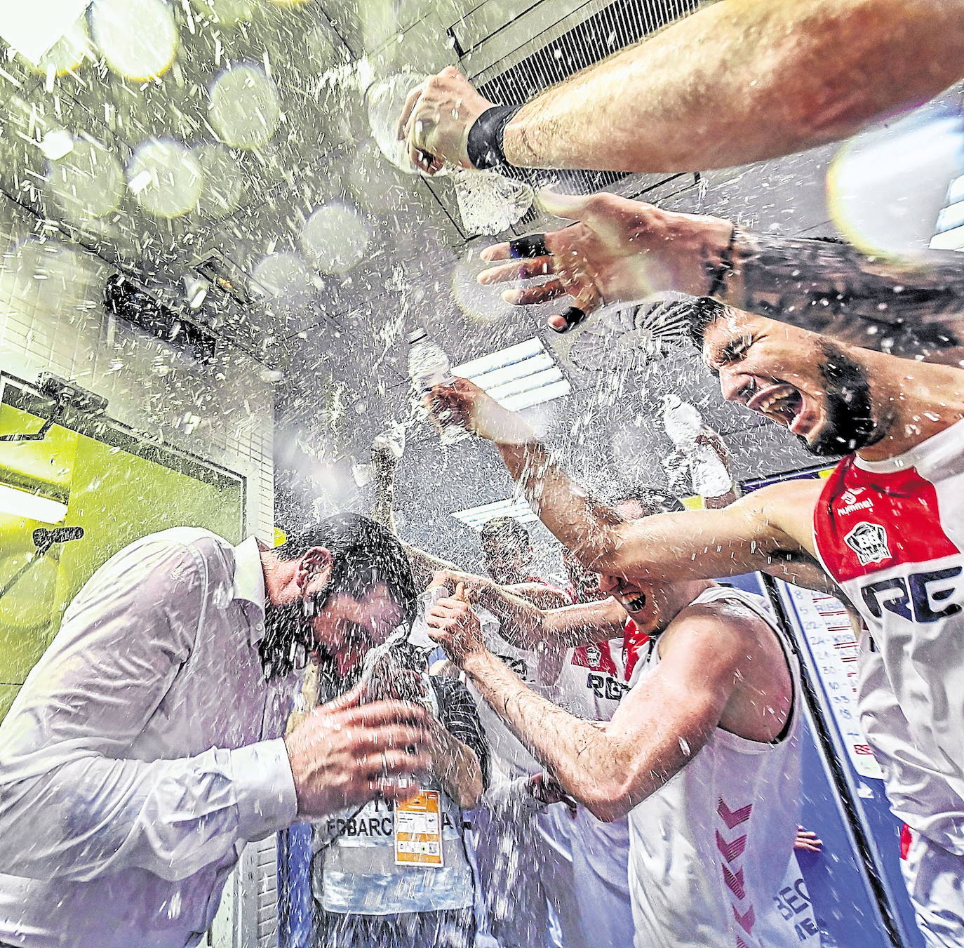 El técnico celebra con sus jugadores el pase a la fase final de la Copa en enero de 2020 tras ganar al Barcelona.