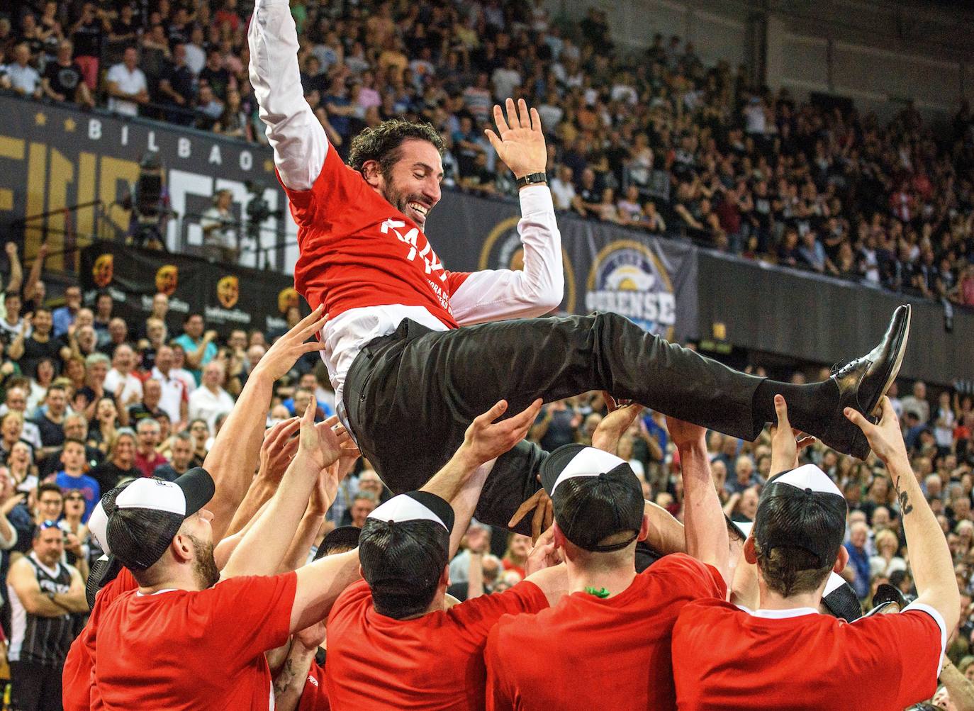 Álex Mumbrú, manteado por sus jugadores tras conseguir el ascenso del equipo a la ACB en junio de 2019.