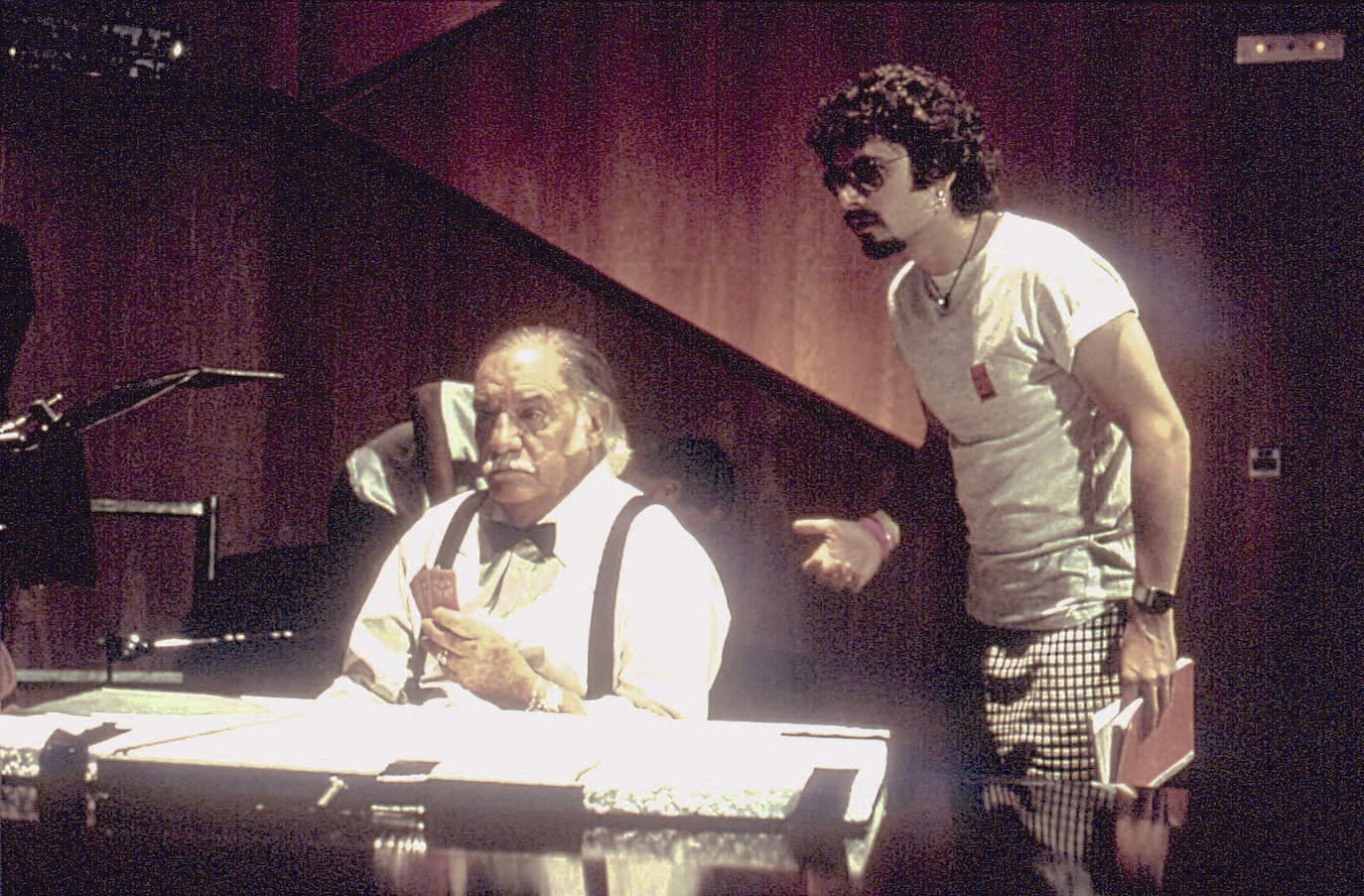 Imagen principal - Rabal y Bajo Ulloa, en el rodaje. Debajo, el director vitoriano y Karra Elejalde, protagonsita y coguionista, en el rodaje en el casino.