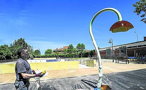 En Salvatierra han aprovechado el invierno para incorporar casi una veintena de elementos de juego para los txikis.