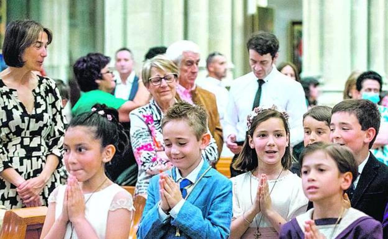 Un grupo de niños celebran su comunión en la catedral nueva. 