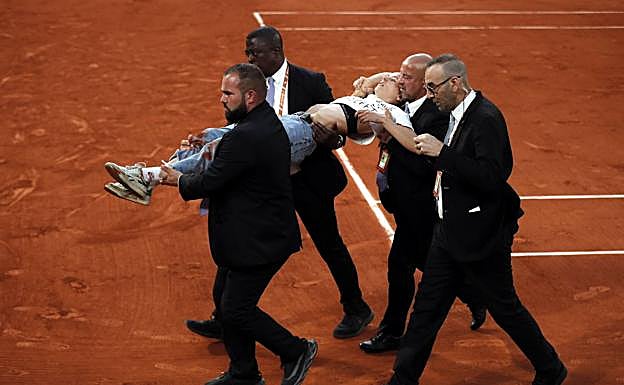 Momento en el que la mujer es desalojada de la pista.
