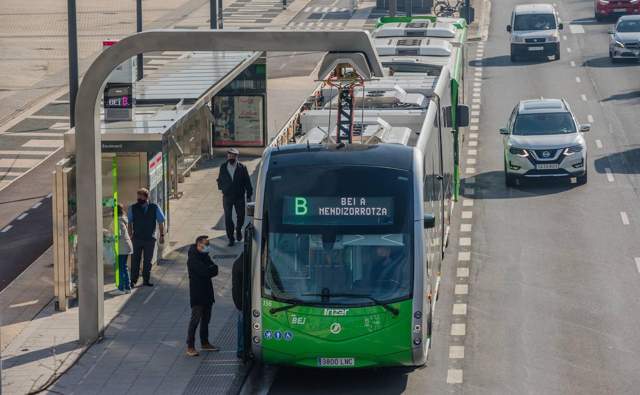 Una unidad del bus eléctrico, durante el proceso de carga en Mendizorroza.