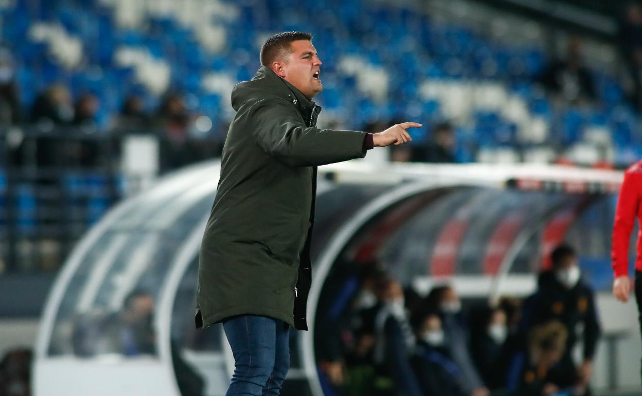 Crespo da indicaciones en un encuentro de esta temporada. 