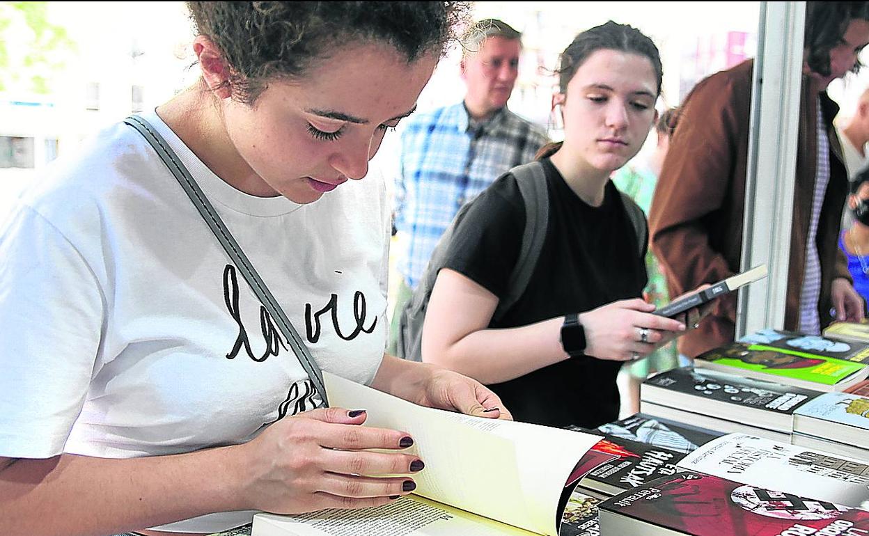 Los lectores ya empiezan a disfrutar de la oferta de la feria, que además de actividades ofrece un 10% de descuento. 