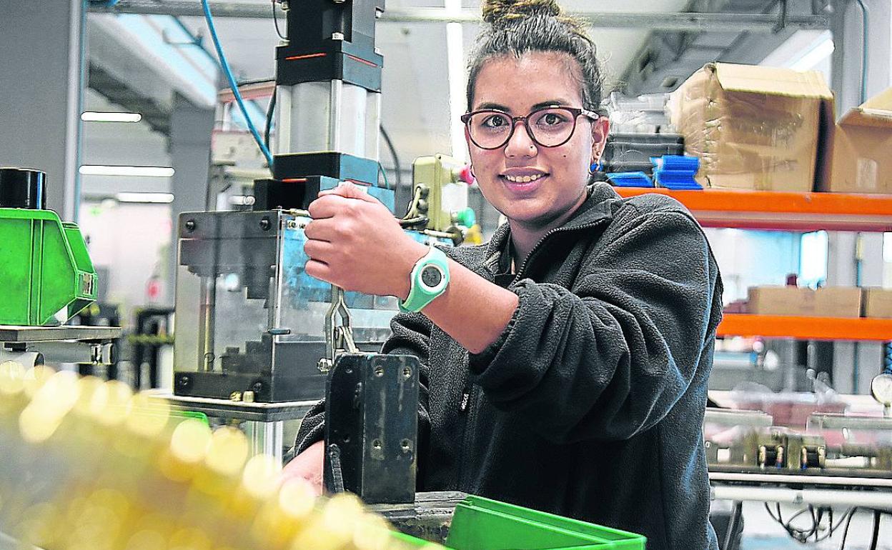 Julene Álvarez trabaja en un taller de Abadiño. 