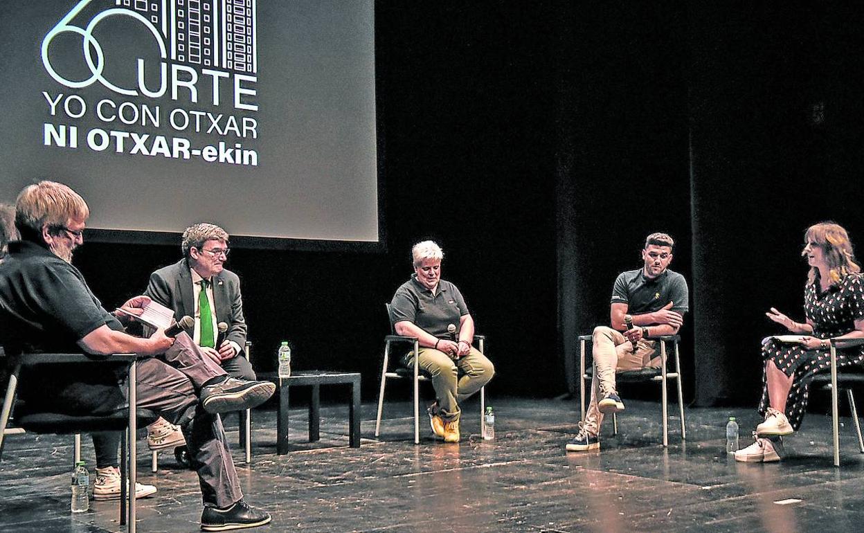 El evento incluyó un debate entre el alcalde, Juan Mari Aburto, y cuatro vecinos, y fue moderado por la periodista de EL CORREO Solange Vázquez. 