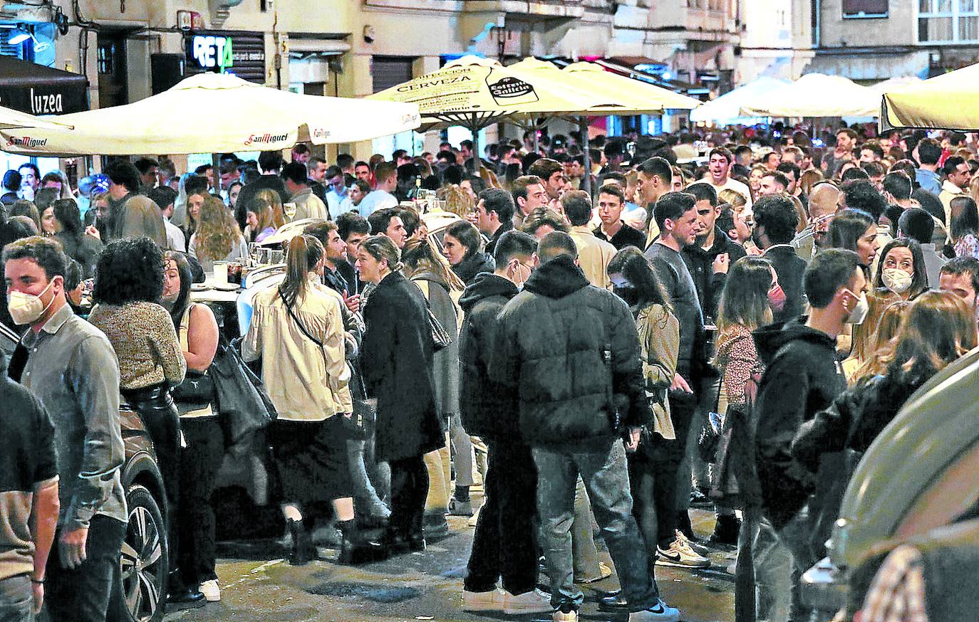 Ambiente. Cientos de personas disfrutan del ocio nocturno en el centro de Bilbao. 