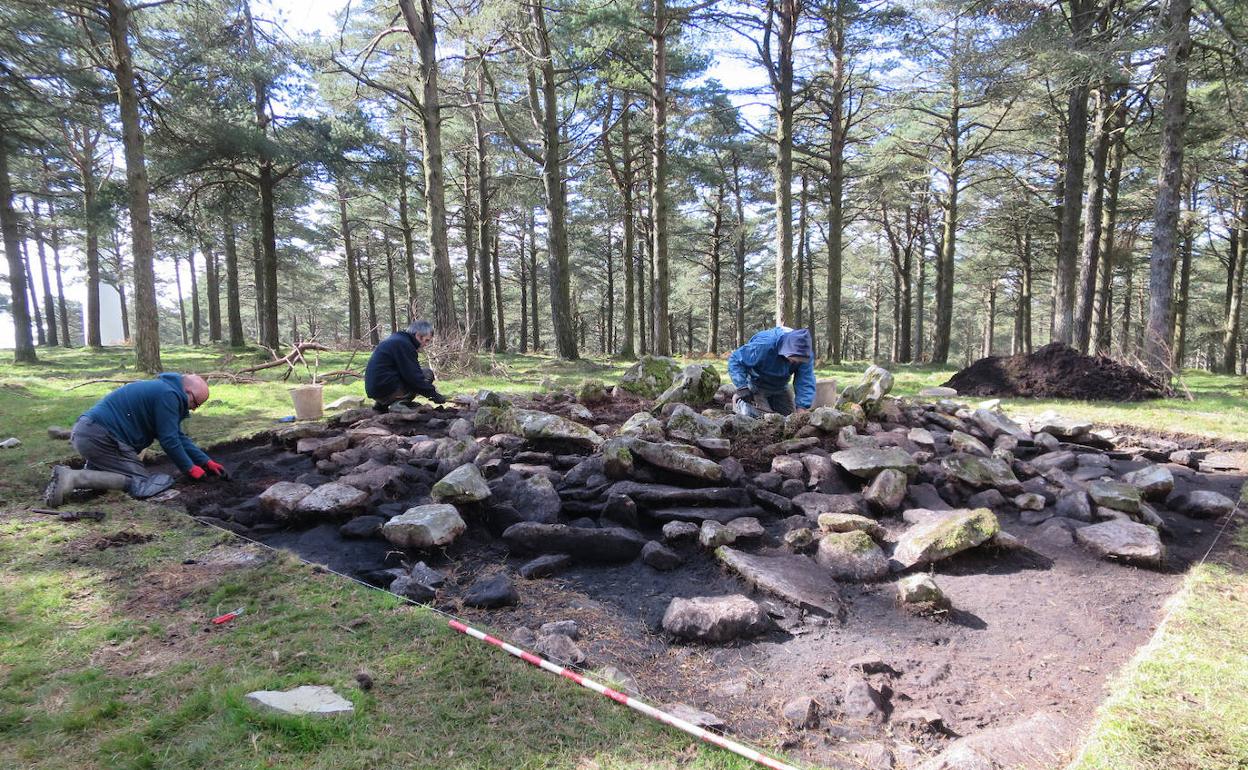 Arqueólogos de Agiri desarrollan su trabajo de investigación en el monte Oiz, donde han encontrado valiosos restos prehistóricos. 