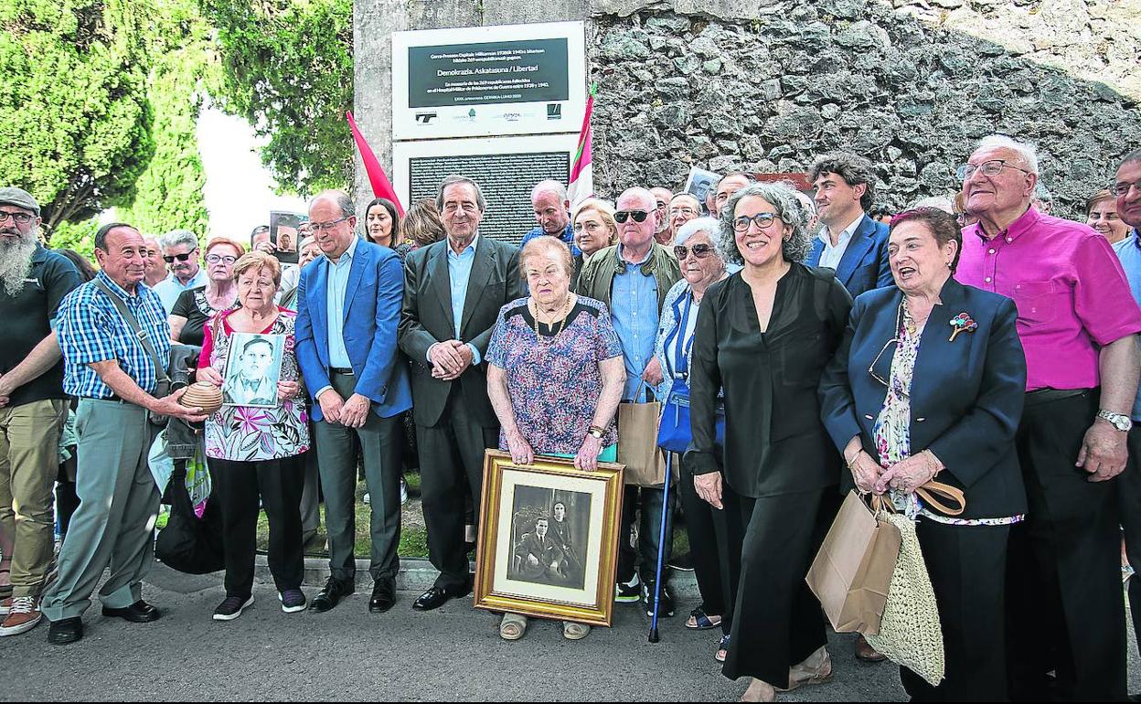 Familiares de los presos fallecidos en el hospital de prisioneros de guerra de Gernika posan para una foto de familia al final del 'Memorial 269'. 