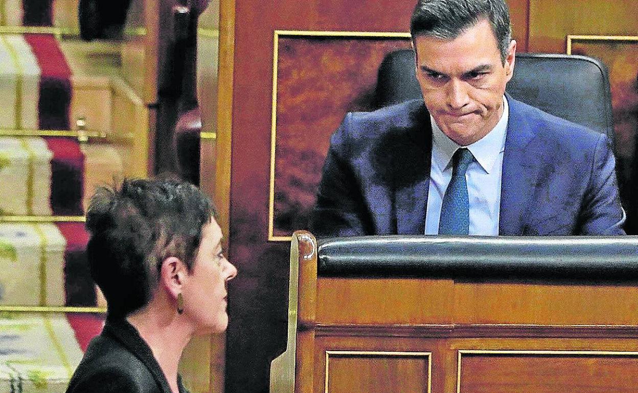 Mertxe Aizpurua, portavoz de EH Bildu, pasa por delante de Pedro Sánchez en el Congreso. 