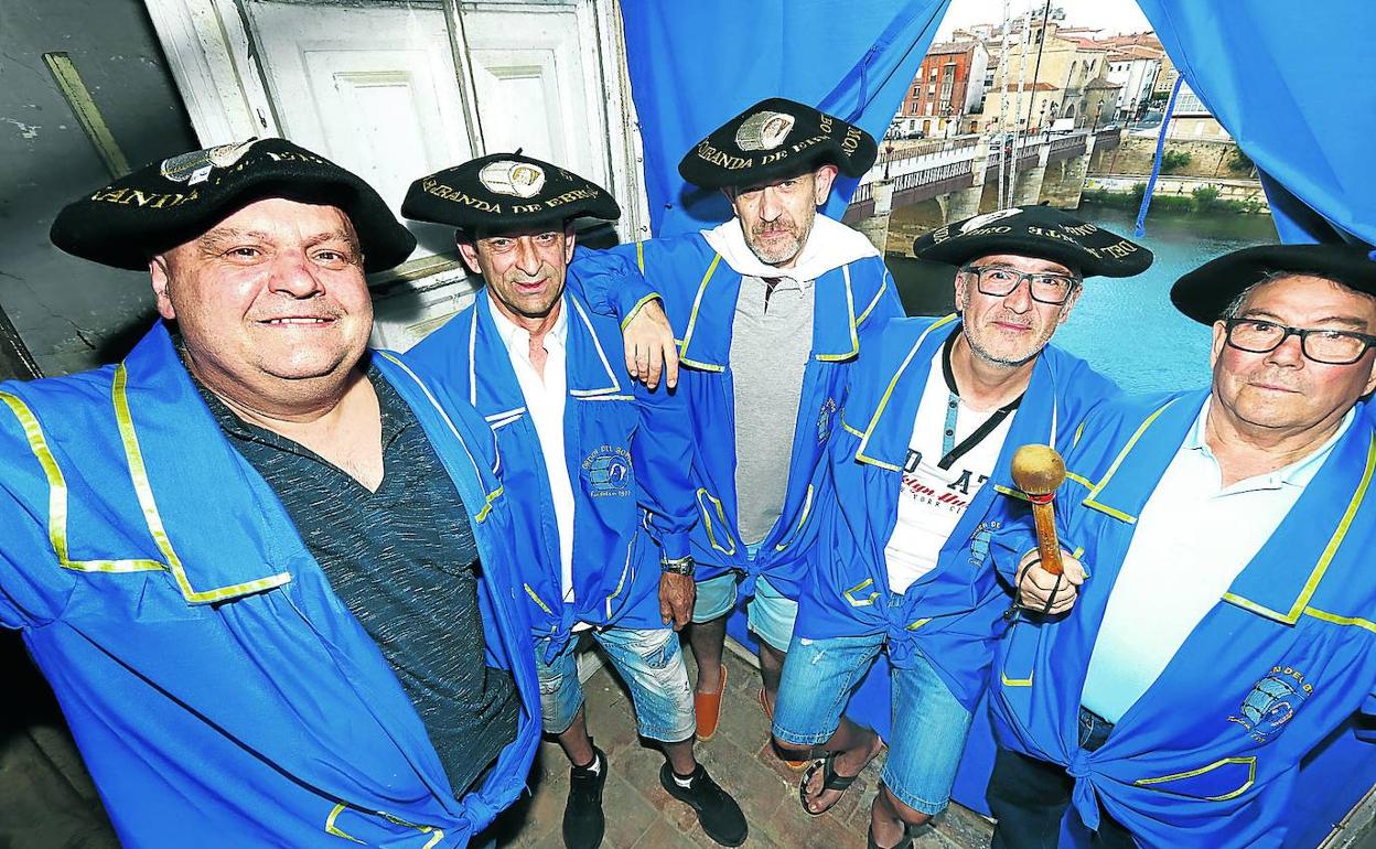 La figura del bombista mayor gozó de mucha popularidad en la década de los 90. Se encargan de escoltar al Bombo hasta la balconada del Ayuntamiento y es una tradición que suele inculcarse a nivel familiar. De hecho, también existe la figura del bombista infantil para que los más pequeños se familiaricen. 