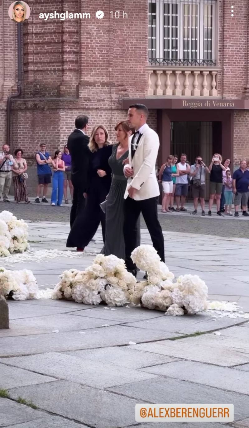 Berenguer entra en la iglesia de mano de la madrina