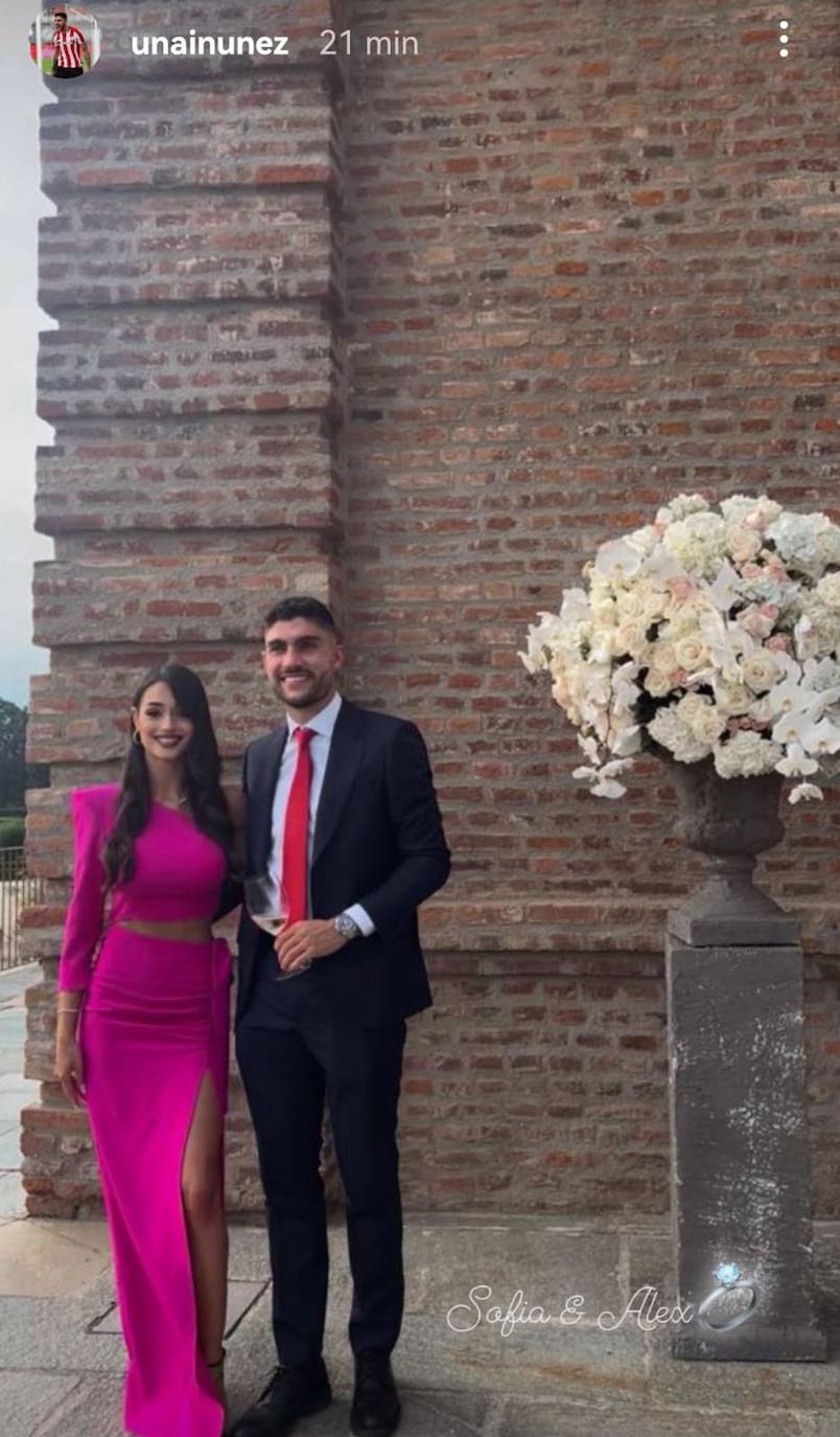 Unai Núñez, junto a su pareja