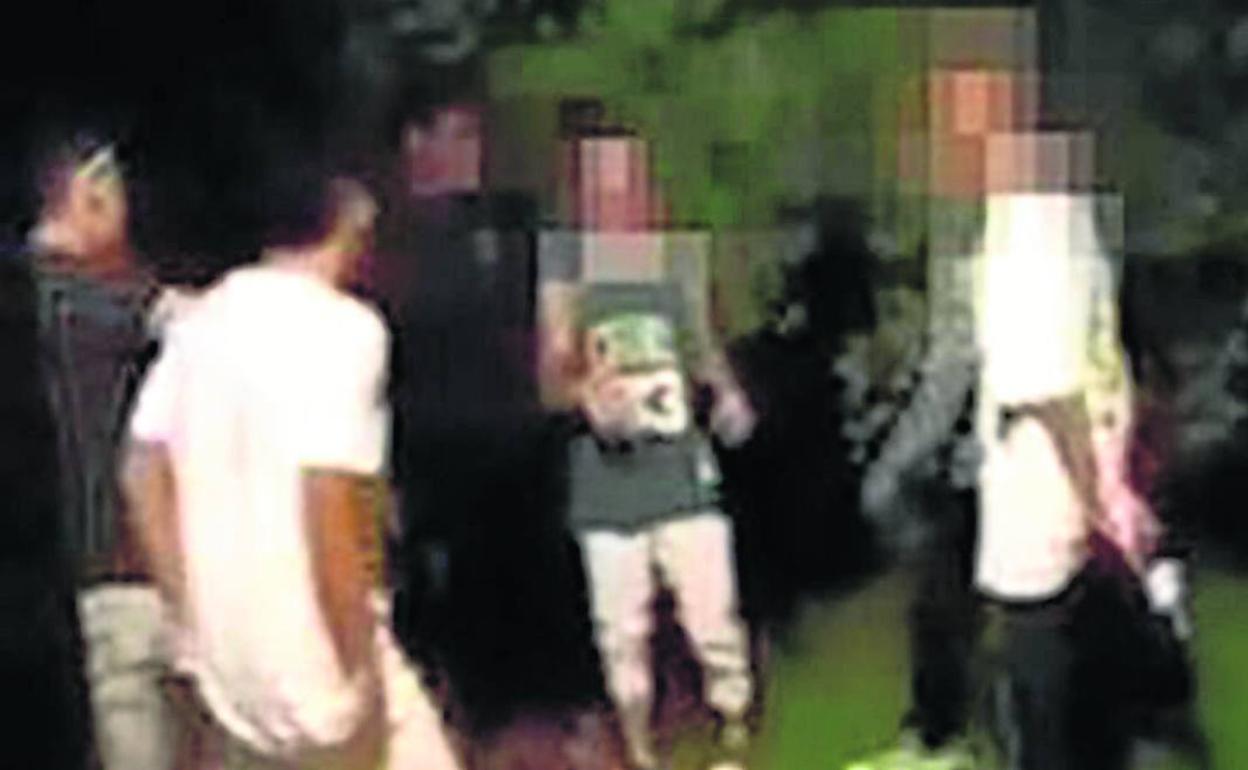 Imagen de la agresión que sufrió Alex el pasado verano en un parque de Amorebieta. 