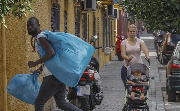 Escena cotidiana en el barrio de Los pajaritos, uno de los más castigados de Sevilla.