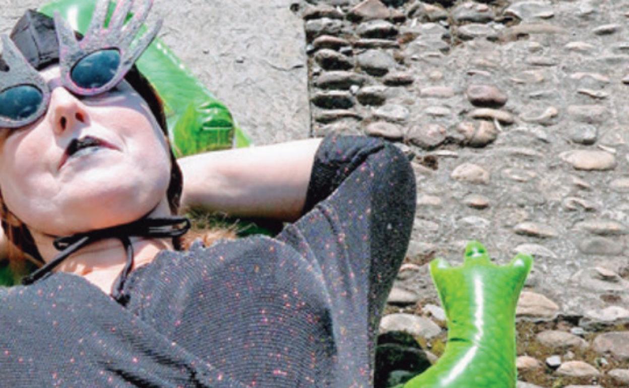 Ezberdintasuna, sortzaileek sufritzen dituzten aurreiritziak, familia estereotipoak, bortxa eta beste hainbat gai uztartzen dira bakarrizketan.