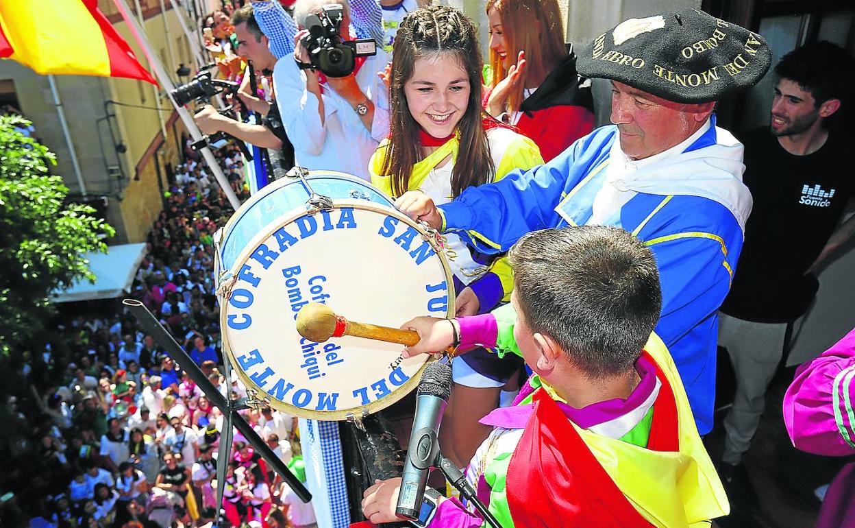 Una multidud de gente abarrotó la Plaza de España para celebrar el acto principal de los más pequeños, que transcurrió en el Consistorio bajo un sol de bandera. 