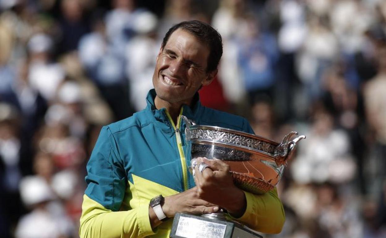 Rafa Nadal posa con su decimocuarto Roland Garros. 