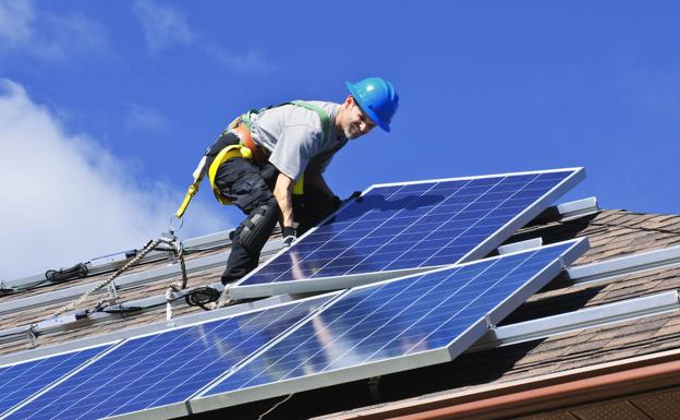 Instalación de paneles solares en una vivienda.